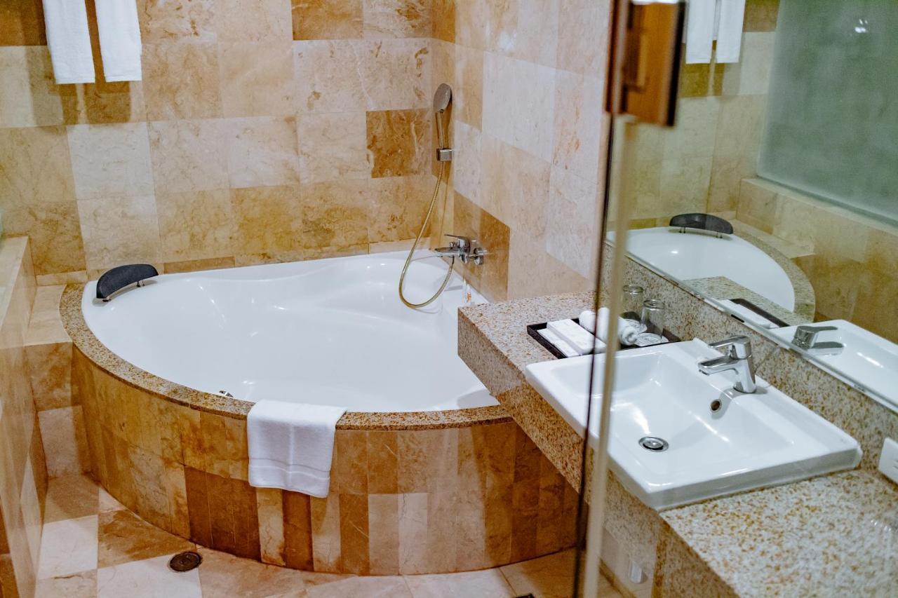 Balabag  Crown Regency Courtyard Resort מראה חיצוני תמונה