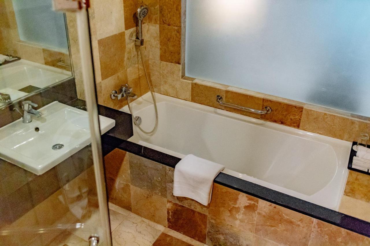 Balabag  Crown Regency Courtyard Resort מראה חיצוני תמונה